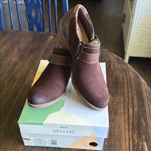 Earth Origins Brown Ankle Boots with Rounded Toe and Pull-On Style